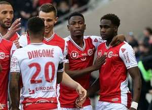Vào! Boulaye Dia (Reims) có đủ khoảng trống trong vòng cấm để đón một đường chuyền từ Tristan Dingome và dứt điểm gọn gàng vào góc thấp bên phải khung thành. 1:0.