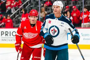 Patrick Kane and Jonathan Toews pose for photographers