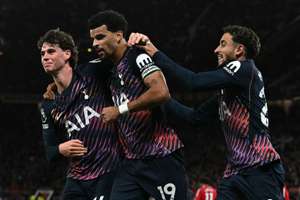 10-man Tottenham strike late to snatch well-earned draw at Manchester United