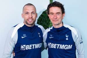 John Heitinga (L) poses with Spurs manager Thomas Frank during his presentation