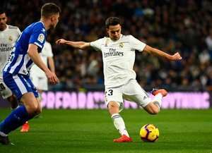 Sergio Reguilon (Real Madrid) tạo khoảng trống cho mình để nhận một đường chuyền tại rìa vòng cấm và tung cú sút tốt đi vọt xa trong gang tấc.