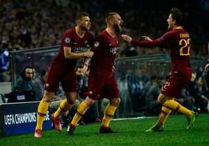 Vào! Daniele De Rossi (AS Roma) tinh quái dừng lại một nhịp trước khi sút, chờ cho thủ môn Iker Casillas đổ người trước khi bình tĩnh đưa bóng vào góc thấp bên trái.