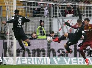 Bóng đã nằm trong lưới! Danny da Costa treo bóng vào vòng cấm và Luka Jovic (Eintracht Frankfurt) đón quả tạt để dứt điểm gọn gàng vào lưới. 1:1.