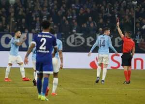 Carlos Del Cerro thổi còi và Nicolas Otamendi (Manchester City) bị rút thẻ vàng thứ hai vì pha phạm lỗi của mình. Huấn luyện viên sẽ không khen ngợi anh ấy và các đồng đội cũng vậy. Rời sân, anh ấy có nhiều thời gian để suy nghĩ về nó.