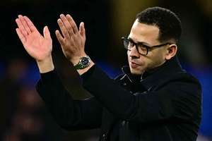 Rosenior applauds the Chelsea supporters