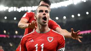 Wales se vzpamatoval z úderu syna prezidenta. Bale pikantní debut okořenil vyrovnávací penaltou
