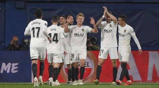Vào! Sau khi nhận một đường chuyền tốt, Daniel Wass (Valencia) tung một cú sút đi thẳng vào sát mé trong cột dọc bên trái. Một tình huống phối hợp đồng đội tuyệt vời!