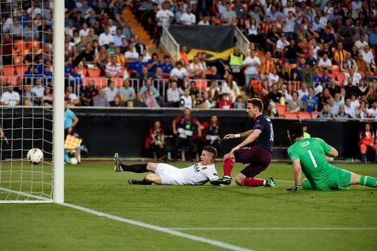 Vào! Rodrigo thể hiện nhãn quan tuyệt vời của mình với đường chuyền sắc sảo cho Kevin Gameiro (Valencia). Cầu thủ này cũng chứng tỏ bản lĩnh của một sát thủ vòng cấm và dứt điểm gọn gàng từ cự ly gần vào lưới. Tỉ số là 1:0.