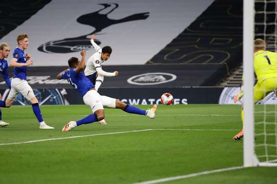 Một đường chuyền xé toang hàng phòng thủ đưa bóng rất vừa tầm chạy của Heung-Min Son (Tottenham) bên trong vòng cấm. Không cần nửa giây quan sát, anh sút căng như kẻ chỉ vào chính giữa khung thành, tuy nhiên, cú sút đã không thể làm khó thủ môn Jordan Pickford.