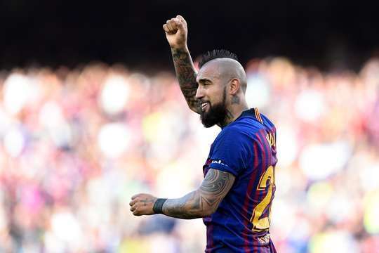 Bóng bật ra đến đúng vị trí của Arturo Vidal (Barcelona) và anh ấy ghi bàn với một cú sút mạnh mẽ, hạ gục thủ môn đối phương.