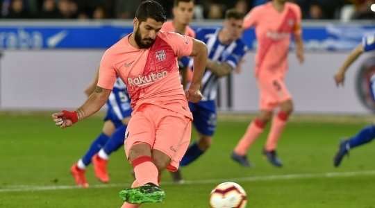 Vào! Luis Suarez (Barcelona) sút bóng vào góc phải khung thành, vượt qua tầm với của Fernando Pacheco dù thủ môn đã đổ người hết cỡ.
