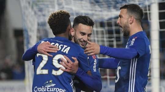 Joia Nuno Da Costa (Strasbourg) không cho thủ môn một cơ hội nào để cản phá quả penalty. Cú sút của anh đi sượt xà ngang vào nóc lưới. Edouard Mendy đã không thể chạm được tay vào bóng.