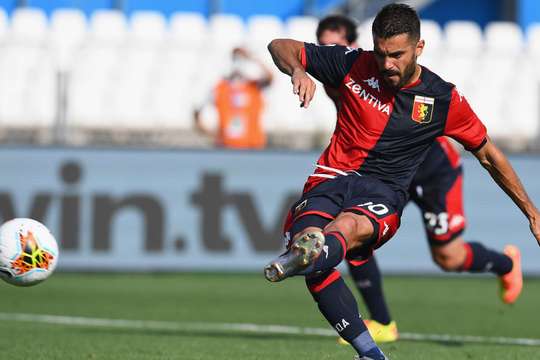 Vào! Iago Falque (Genoa) giành chiến thắng trên chấm phạt đền bằng một cú sút không thể cản phá, vượt qua tầm với của thủ môn Jesse Joronen vào góc trái khung thành.