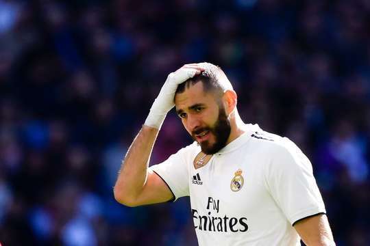 Marco Asensio vừa có một đường căng ngang hoàn hảo đưa bóng đến vị trí của Karim Benzema (Real Madrid), tuy nhiên cầu thủ này không thể làm được phần việc đơn giản của mình. Cú đánh đầu từ cự ly rất gần của anh bằng cách nào đó lại bay ra ngoài cột dọc bên phải!