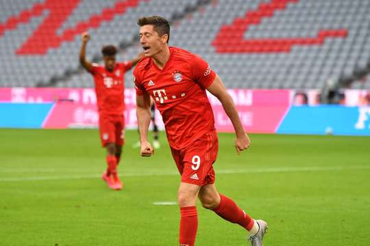 Tỉ số là 4:0! Serge Gnabry chuyền bóng cho Robert Lewandowski (Bayern Munich) trong vòng cấm, người không bị ai kèm và sút bóng vào góc phải phía dưới.