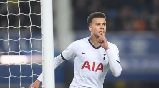 Vào! Dele Alli (Tottenham) được nạp đạn bằng đường chuyền chính xác của Heung-Min Son ở một vị trí bên trong vòng cấm. Cú sút trái phá của anh không cho thủ môn đối phương bất kỳ cơ hội cản phá nào, bóng ghim thẳng vào góc thấp bên trái khung thành. Tỉ số là 0:1.