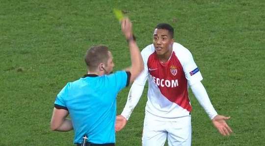 Youri Tielemans (Monaco) đã hạ gục đối phương và nhận một chiếc thẻ vàng từ trọng tài cho hành động vừa rồi.
