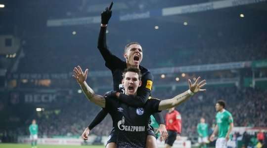 Vào! Benito Raman (Schalke) chớp cơ hội sau một tình huống bóng bật ra trong vòng cấm và đánh bại thủ môn với một cú sút vào mé trong cột dọc bên trái. Tỉ số đã được nâng lên: 0:2.