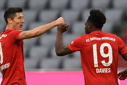 Alphonso Davies (Bayern Munich) phô diễn kĩ thuật tuyệt vời của mình bên trong vòng cấm với một bàn thắng không thể tin nổi, thủ môn đã hoàn toàn bất lực trong tình huống vừa rồi.