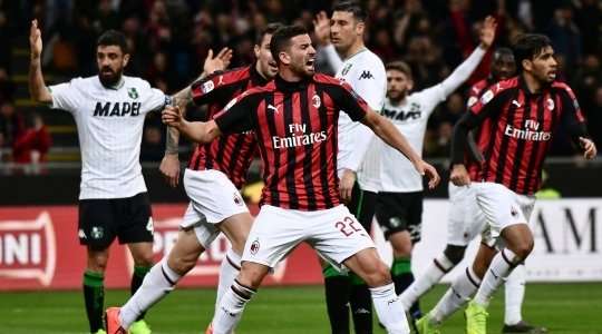 Đó là một bàn phản lưới nhà! Một khoảnh khắc quá xui xẻo đối với Pol Lirola (Sassuolo). Anh đã nỗ lực đánh đầu phá bóng trong một tình huống chống phạt góc, nhưng rốt cuộc lại tự đưa bóng về lưới nhà. Tỉ số là 1:0.