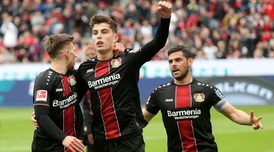 Vào! Kai Havertz (Bayer Leverkusen) giành chiến thắng trên chấm phạt đền bằng một cú sút không thể cản phá, vượt qua tầm với của thủ môn Peter Gulacsi vào góc thấp bên trái.
