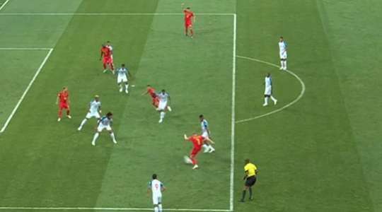 Vào! Bằng một đường chuyền vượt qua cả tầm với của thủ môn, Kevin De Bruyne dọn cỗ cho Romelu Lukaku (Bỉ) ghi một bàn thắng không thể dễ dàng hơn, và cầu thủ này không phạm một sai lầm nào với cú đánh đầu từ cự ly gần vào góc phải khung thành trống. Tỉ số là 2:0.