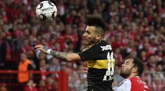 Anastasios Donis (VfB Stuttgart) bỏ lỡ một cơ hội khổng lồ! Anh nỗ lực dứt điểm một đường bóng bật ra với cú đánh đầu nắn nót vào giữa khung thành, nhưng thủ môn Rafal Gikiewicz đã đổ người để ngăn không cho bóng đi vào lưới.