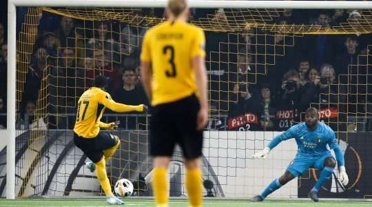 Vào! Roger Assale (Young Boys) sút bóng vào góc thấp bên trái khung thành, vượt qua tầm với của Kenneth Vermeer dù thủ môn đã đổ người hết cỡ.