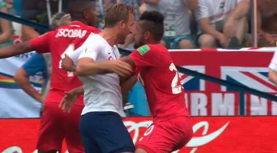 Anibal Godoy (Panama) bị thổi phạt vì kéo áo. Trọng tài Grisha Ghead ra hiệu sẽ có một quả đá phạt. PENALTY! Một cầu thủ của Anh chuẩn bị thực hiện quả phạt đền.