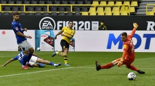 Raphael Guerreiro (Dortmund) nhận một đường chuyền thú vị bên trong vòng cấm và anh tung một cú sút chìm chuẩn xác vào góc thấp bên phải khung thành. Một pha dứt điểm rất hiểm!