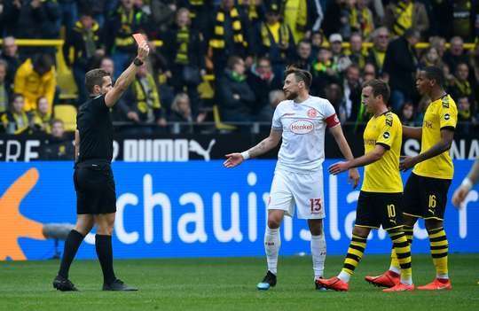 Adam Bodzek (Dusseldorf) đã bị đuổi khỏi sân vì pha tắc bóng rất ác ý của anh ấy.
