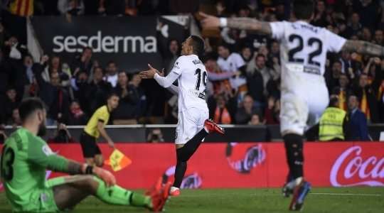Một đường chuyền bổng rất tốt của Santi Mina tìm đến Rodrigo (Valencia) tại rìa vòng cấm. Cầu thủ này đón bóng và tung một cú sút tuyệt đẹp vào góc cao bên trái mành lưới. Tỉ số bây giờ là 1:0.