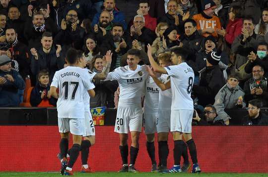 VÀO! Daniel Wass đón quả tạt trong vòng cấm và đánh đầu về phía bên kia khung thành, nơi Kevin Gameiro (Valencia) đang ẩn nấp và cầu thủ này dễ dàng chích bóng vào lưới. 1:0.