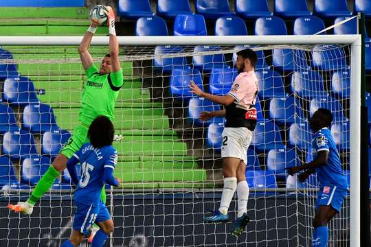 Marc Roca (Espanyol) bấm bóng vào vòng cấm, nhưng David Soria mới là người phản ứng nhanh nhất và thủ môn này đã cắt được bóng.