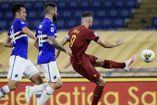 Lorenzo Pellegrini thực hiện một quả tạt bổng chính xác vào vòng cấm. Edin Dzeko (AS Roma) đón bóng và dứt điểm nhanh vào góc cao bên trái khung thành. Thủ môn đã không có cơ hội nào để cản phá! Tỉ số đã được thay đổi thành: 1:1.