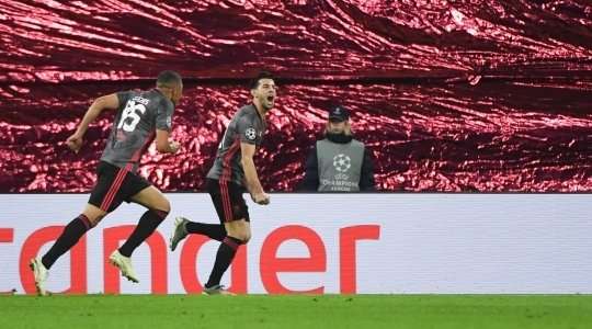 Vào! Pizzi (Benfica) sút bóng bật ra vào góc phải phía dưới sau khi bóng đến chỗ anh ấy trong vòng cấm. Tỉ số là 0:1.
