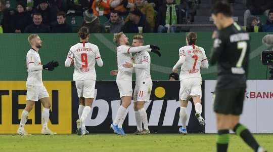Vào! Timo Werner (RB Leipzig) có đủ khoảng trống trong vòng cấm để đón một đường chuyền từ Yussuf Poulsen và dứt điểm chìm gọn gàng vào ngay giữa mành lưới. 0:5.