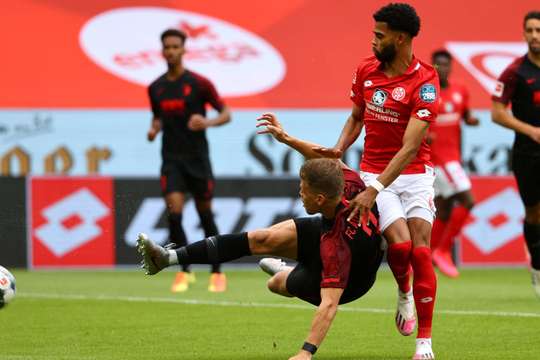 Florian Niederlechner (Augsburg) có một cơ hội tuyệt vời bên trong vòng cấm và anh không mắc bất kỳ sai sót nào để đưa bóng vào lưới một cách gọn gàng.