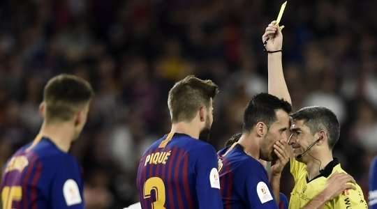Sergio Busquets (Barcelona) bị phạt thẻ sau khi làm ngã đối phương. Trọng tài Alberto Undiano Mallenco đã có một quyết định dễ dàng.