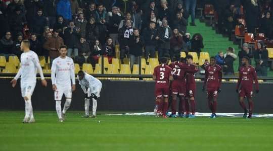 Vào! Adama Traore (Metz) tung một cú sút một chạm trong vòng cấm và đánh bại thủ môn đối phương. Bóng đi thẳng vào ngay giữa khung thành. 1:1.
