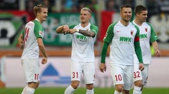 Philipp Max (Augsburg) tung một cú sút tên lửa đẹp mắt từ quả đá phạt tầm xa. Bóng đi vào góc trái phía dưới trong sự bất lực của thủ môn. Một cú đá phạt hoàn hảo mà chắc chắn là cầu thủ này đã phải vất vả khổ luyện mới có thể thực hiện được. Tỉ số là 1:0.