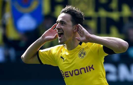 Bóng đã đi vào lưới! Cú sút đầu tiên của Mario Gotze đã bị chặn lại, nhưng bóng bật ra đúng vào chân của Thomas Delaney (Dortmund), người đang đứng ở một vị trí khá trống trải bên trong vòng cấm và cầu thủ này dễ dàng sút bóng gọn gàng vào góc thấp bên trái. Tỉ số bây giờ là 2:1.