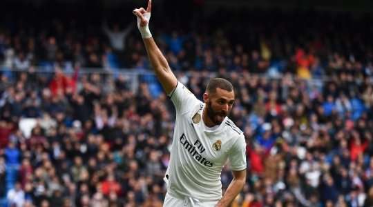 Karim Benzema (Real Madrid) đón quả phạt góc và thể hiện khả năng săn bàn của mình với một cú đánh đầu lạnh lùng từ cự li gần vào góc trái cầu môn. Tỉ số là 2:0.
