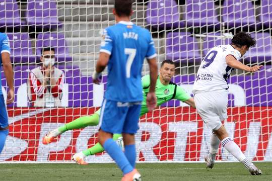 Vào! Enes Unal (Valladolid) giành chiến thắng trên chấm phạt đền bằng một cú sút không thể cản phá, vượt qua tầm với của thủ môn David Soria vào góc thấp bên trái.
