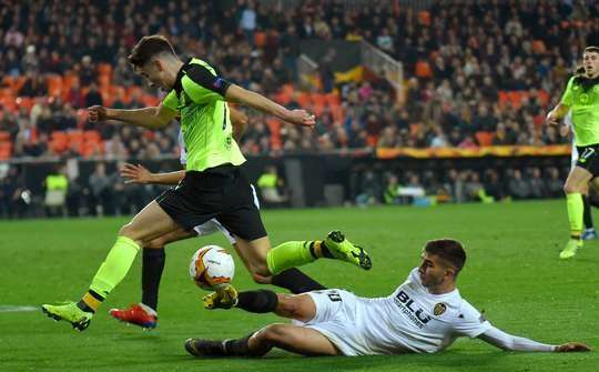 Một cầu thủ đối phương tự đứng dậy sau khi bị làm ngã bởi Ferran Torres (Valencia). Deniz Aytekin đã nhìn thấy pha chuồi bóng của anh ấy và thổi phạt. Celtic được hưởng lợi thế. Họ có một quả đá phạt.