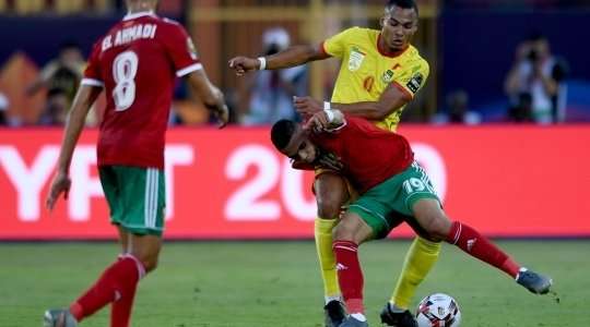 Helder De Carvalho thổi còi. Olivier Verdon (Benin) đã phạm lỗi khi anh ấy đá vào chân đối phương thay vì đá bóng. Ma Rốc được hưởng một quả đá phạt.