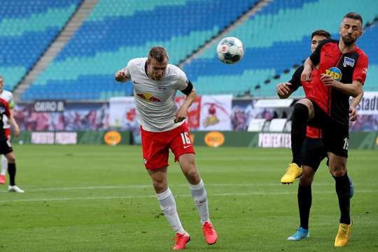 Christopher Nkunku nhận trách nhiệm đá phạt góc và chuyền bóng một cách hoàn hảo cho Lukas Klostermann (RB Leipzig), người đã nhảy lên cao nhất và bình tĩnh đánh đầu rất căng vào góc thấp bên trái khung thành. Tỉ số bây giờ là 1:1.