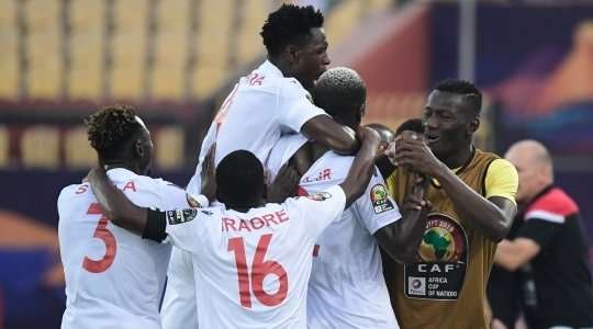 Vào! Mohamed Yattara (Guinea) đã có mặt đúng lúc đúng chỗ để lấy bóng bật ra trong vòng cấm, và anh ấy sút bóng đi chìm vào phía trong cột dọc bên trái. Tỉ số là 0:1.