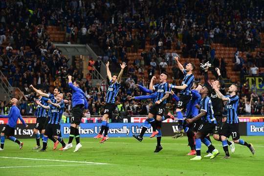 Trọng tài chính Luca Banti phạt Danilo D'Ambrosio (Inter) một chiếc thẻ vàng.