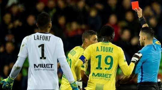 Molla Wague (Nantes) đốn ngã một cầu thủ đối phương bằng một cú chuồi bóng ác ý. Trọng tài không hề do dự và rút ra một tấm thẻ đỏ!